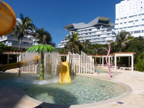 State of the Art Condos en la mejor Playa de Cancun frente a PLAZA LA ISLA内部或周边的泳池