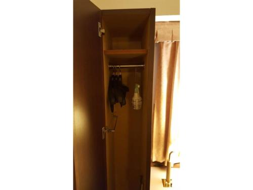 滨松Hotel Ascent Hamamatsu / Vacation STAY 79771的通往带浴帘的浴室的门