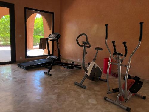 马拉喀什Domaine Casa Cecilia的健身房,室内配有几辆健身自行车