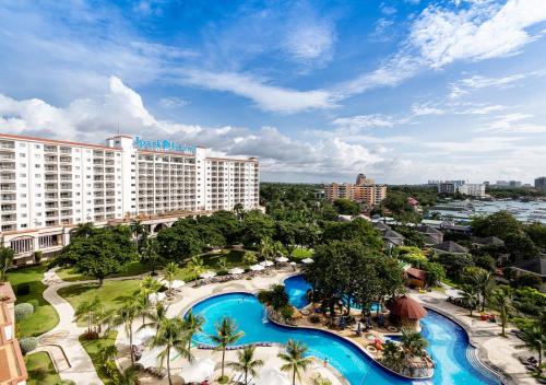 麦克坦Jpark Island Resort & Waterpark Cebu的享有带游泳池的度假村的空中景致