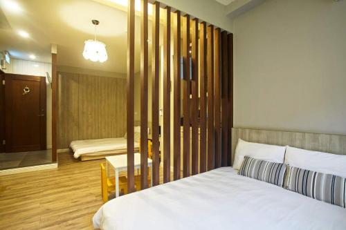 Ruifang永远是晴天民宿的一间卧室配有一张床、一张桌子和一面镜子