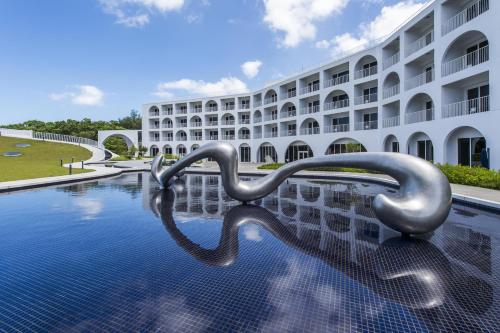 淡水淡水将捷金郁金香酒店的一个在游泳池里有两个金属天鹅的酒店