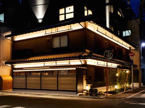京都Rinn Shijo Nishinotoin的一座晚上有灯的建筑