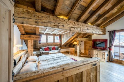 席尔瓦普拉纳贝拉维斯塔酒店的一间带一张大床的卧室,位于一个拥有木制天花板的房间