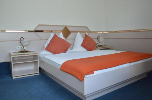 Wolfsegg am HausruckGasthof Brandlhof的一间卧室配有一张带2个床头柜的大床