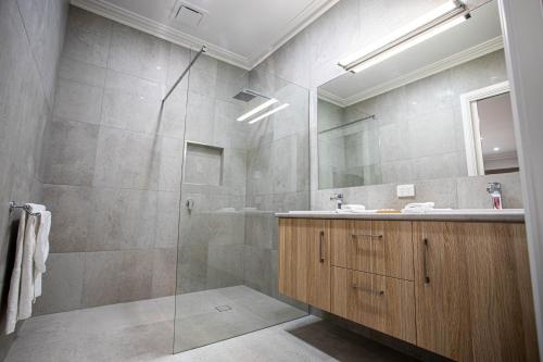 本迪戈Red Waratah Accommodation的带淋浴和盥洗盆的浴室