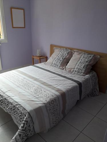 CanetVilla Madura的床上铺有白色和棕色的毯子