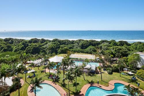 德班Breakers Resort的享有度假胜地的空中景致,设有两个游泳池和大海