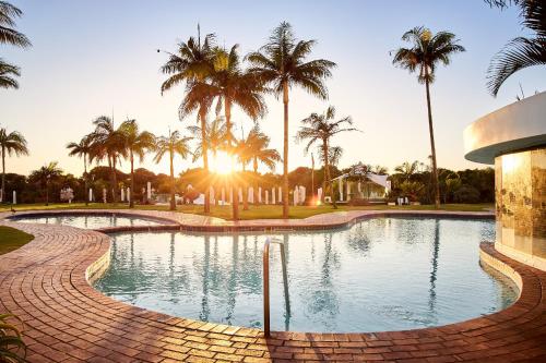 德班First Group Breakers Resort - Official的一座棕榈树环绕的游泳池