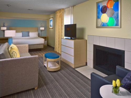 土桑土桑圣淘沙集团酒店的酒店客房配有一张床和一个壁炉。