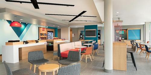 纳什维尔avid hotels - Nashville Airport, an IHG Hotel的一间带桌椅的餐厅和一间自助餐厅