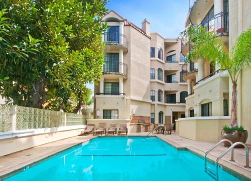 洛杉矶Beverly Hills Adjacent 2-Bedroom Penthouse的大楼前的游泳池