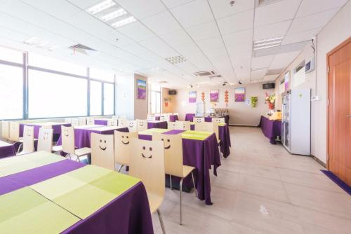 河源麗枫酒店·河源万隆城店的教室里设有桌椅,紫色和黄色