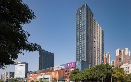 河源麗枫酒店·河源万隆城店的一座高大的建筑