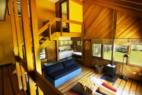 柴滕叶儿乔恩拉巴塔哥尼亚酒店的享有带蓝色沙发的客厅的顶部景色。