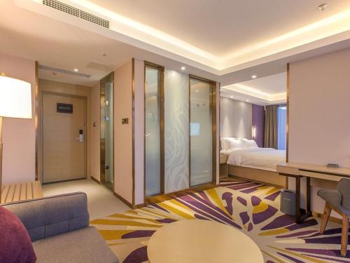 渝北麗枫酒店·重庆江北国际机场中心店的酒店客房设有床和客厅。