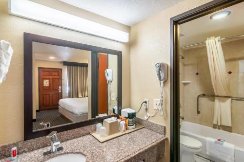 Glenridge Inn Glendale - Pasadena的一间浴室