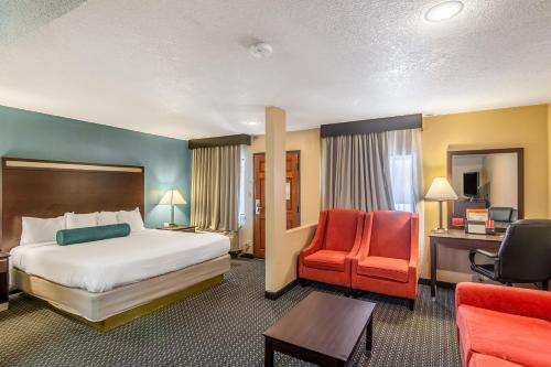 格伦代尔Glenridge Inn Glendale - Pasadena的配有一张床和一把椅子的酒店客房