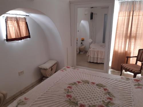 法萨诺appartamento butterfly的一间卧室配有床和镜子,另一间卧室配有