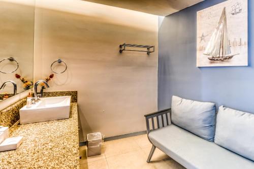 坎昆La Garza 3C @ Torre Península的带沙发和水槽的客厅