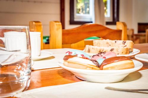 蒙特港Casona Alemana的桌子上一张桌子,上面放着两盘甜甜圈