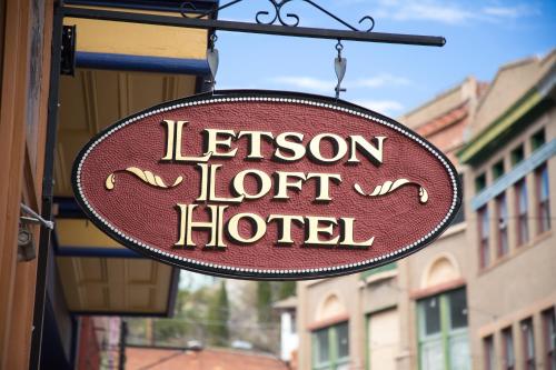 比斯比Letson Loft Hotel的挂在建筑物上的酒店标志