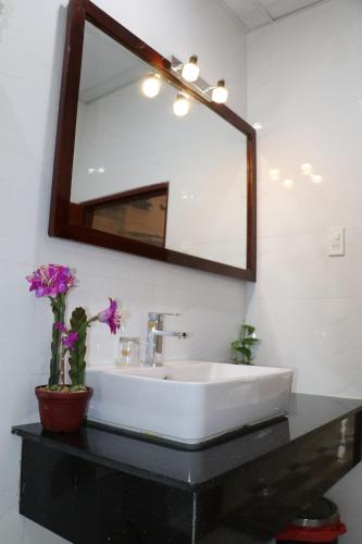 绥和市Hồng Hạc Hotel的浴室设有白色水槽和镜子