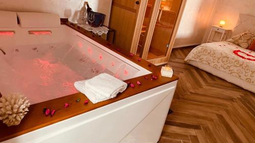 萨莱诺B&B Blu Infinito的浴室配有装满水的大浴缸
