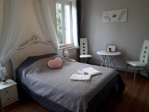 蒙特索克莱瑟通La Nouvelle Diligence的一间卧室配有带2条毛巾的床和窗户。