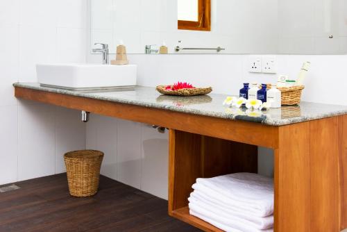 MakanduraThe Notary's House的浴室配有盥洗盆和带毛巾的台面。