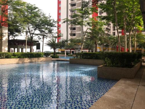 梳邦再也Main Place Resort Family Suite的一座有树木和建筑的建筑中的游泳池