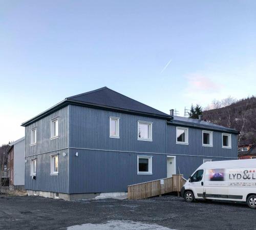 莫舍恩Mosjøen Overnatting, Vollanvegen 13的停在前面的带货车的建筑