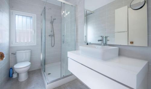 科马鲁加R31 Casa MONICA的浴室配有卫生间、盥洗盆和淋浴。