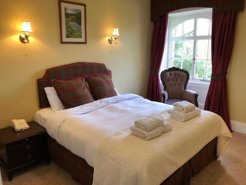 康廷考尔别墅酒店的一间卧室配有一张床,上面有两条毛巾