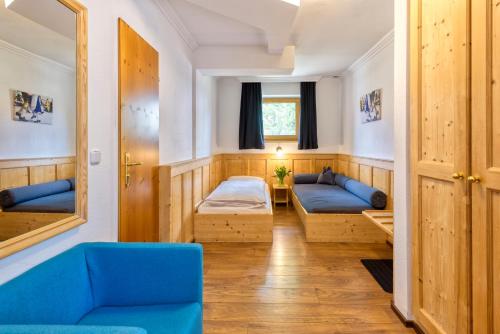 慕尼黑海格尔酒店的客房设有两张床和窗户。