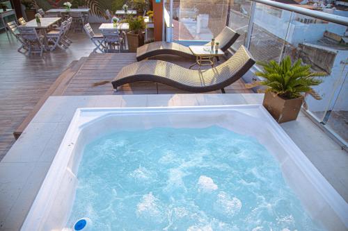 卡塔赫纳卡塔赫纳皇家酒店 的庭院设有热水浴池、桌椅