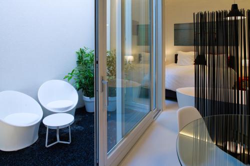 奥斯坦德利奥波德5豪华设计公寓的配有桌椅和床的房间