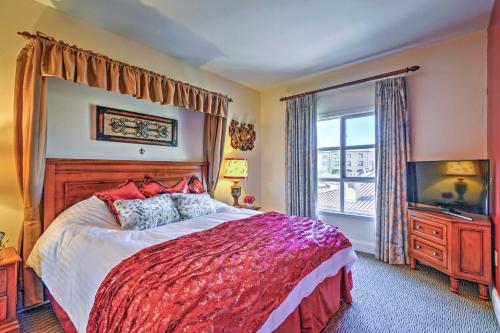 拉斯维加斯Luxury Lake Las Vegas Condo with Resort Amenities!的一间卧室配有一张大床和电视