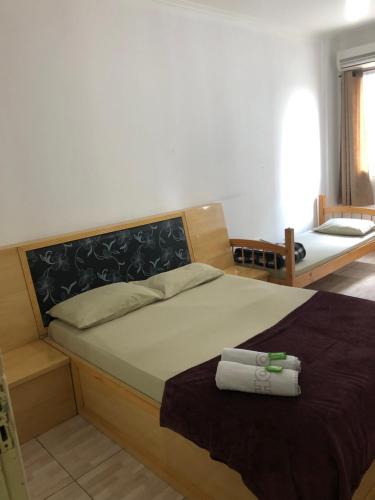 圣保罗Hotel Barão的一间卧室配有一张床,上面有两条毛巾