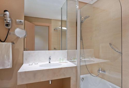 毕尔巴鄂NH酒店的一间浴室