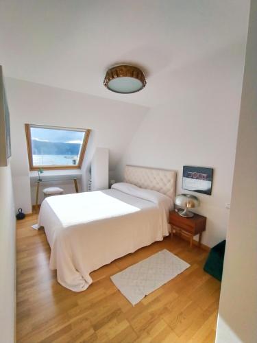 比韦罗Beachport的卧室设有一张白色大床和一扇窗户。