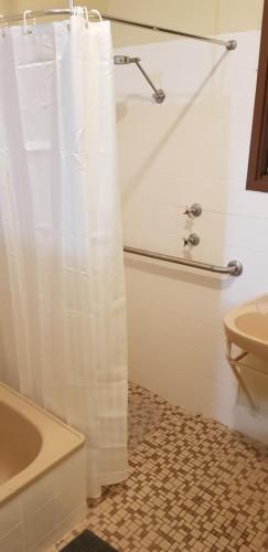 怀阿拉Warmont Apartments Self Contained Home的浴室设有白色的淋浴帘和水槽