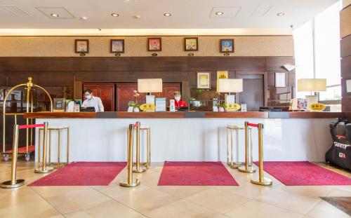 台南家新大饭店的酒店大堂在柜台前设有红色垫子