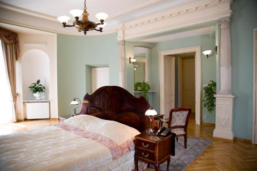 克拉科夫波兰酒店的卧室配有1张床、1张桌子和1把椅子