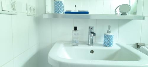 埃因霍温B&B Le Bon Vivant Eindhoven的浴室设有白色水槽和镜子