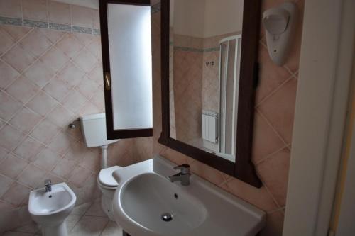 马尔恰纳Hotel Belmare的一间带水槽、卫生间和镜子的浴室