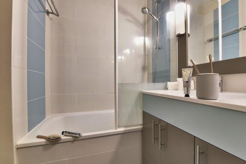 圣让-德吕兹艾古斯科皮埃尔＆假期公寓的带淋浴、盥洗盆和浴缸的浴室