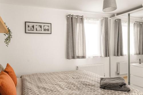 北安普敦Leap Onyx Apartment - Northampton Town Centre的白色的卧室设有床和窗户