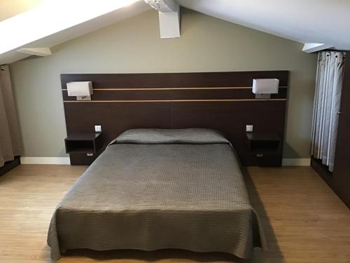比达尔伊利萨尔迪亚餐厅酒店的一间卧室配有一张带棕色床头板的床