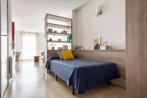 特拉萨Alojamientos Universitarios Hipatia的一间卧室配有一张黄色枕头的床